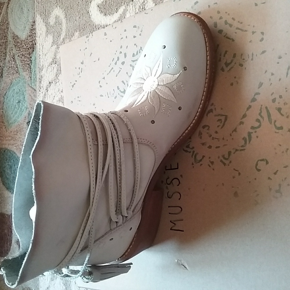 Musse & Cloud NIB Leather Booties 7 Off White